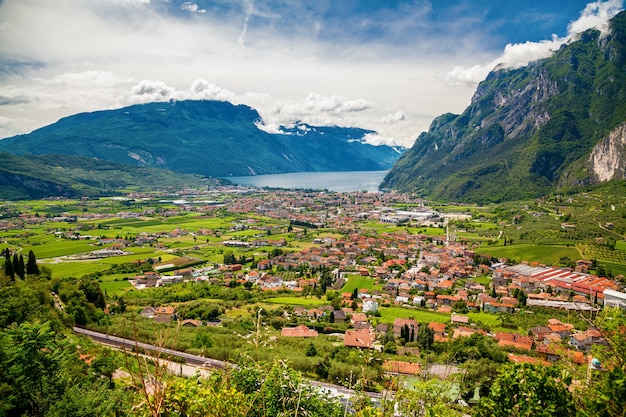 Bela vista aérea do vale Riva del Garda, Lago Garda, Itália