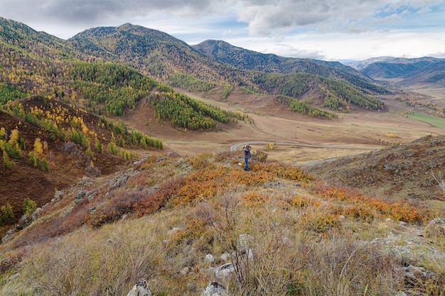 Bela vista ao longo do trato chuysky, altai, rússia, paisagem natural de outono, montanhas