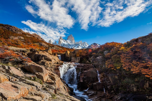 Bela vista com cachoeira e montanha Fitz Roy Patagônia Argentina