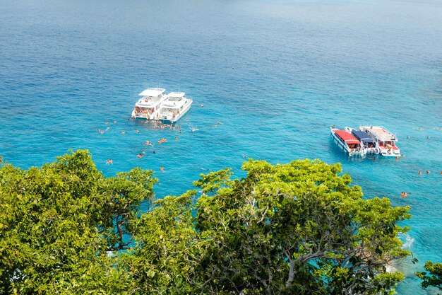 Bela vista com mar azul e lanchas na ilha Similan