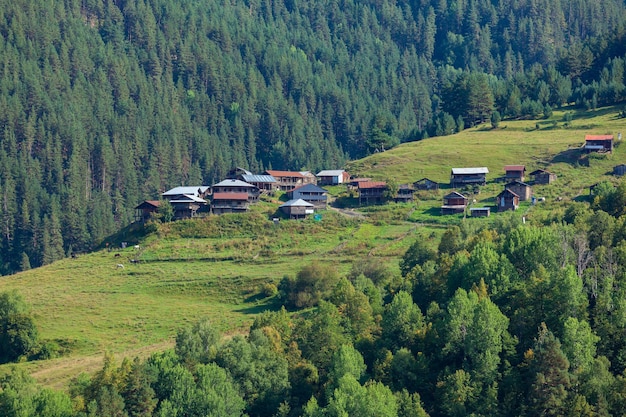 Bela vista da aldeia das terras altas em Tusheti, Georiga. Viajar por