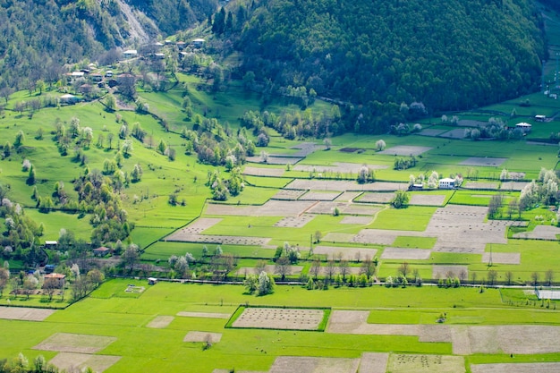 Bela vista da aldeia de montanha em Upper Svaneti. Georgia