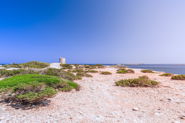 Bela vista da antiga torre de observação em Ibiza, Espanha