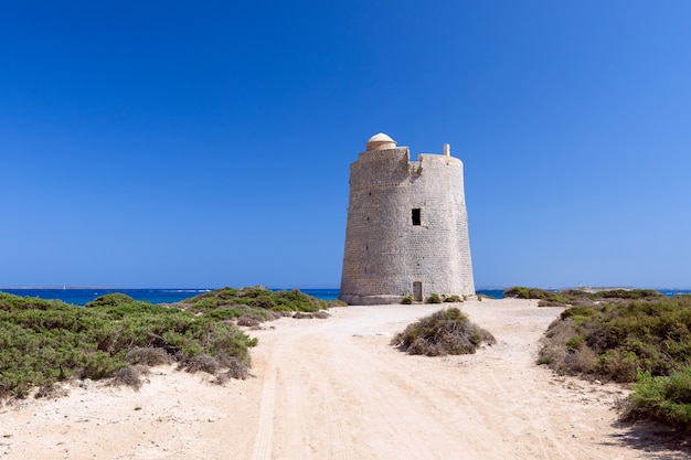 Bela vista da antiga torre de observação Torre De Ses Portes na costa da ilha de Ibiza.