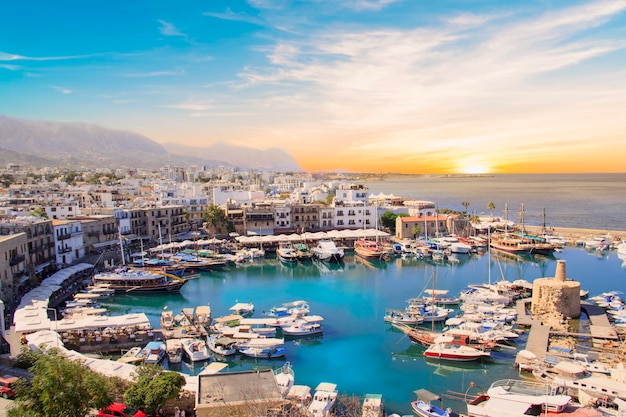 Bela vista da Baía de Kyrenia em Kyrenia (Girne), Chipre do Norte