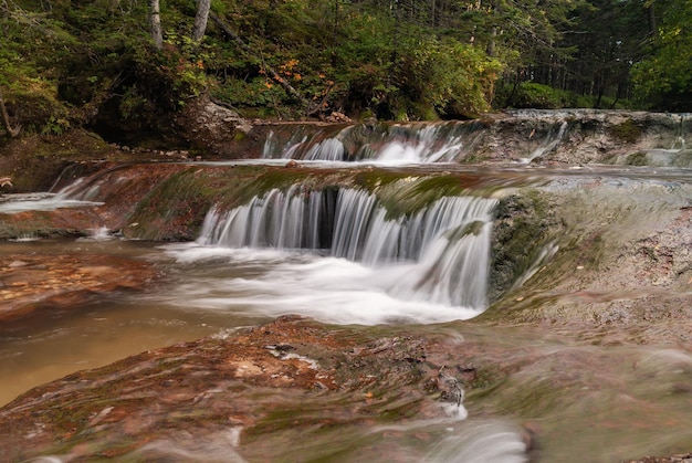 Bela vista da cachoeira da floresta na ilha Kunashir, Kurils, Rússia.