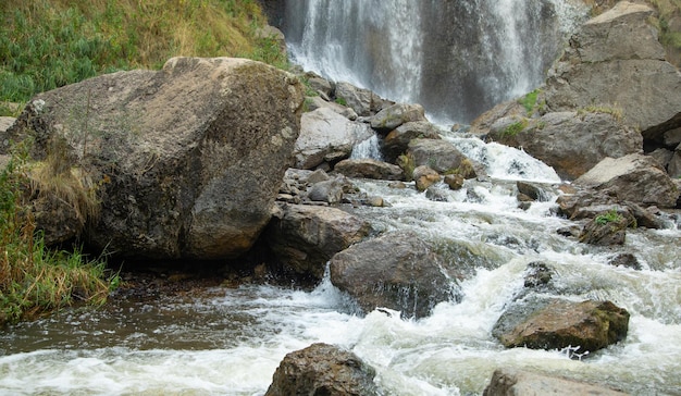 Bela vista da cachoeira na Armênia