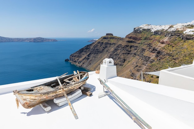 Bela vista da caldeira branca de Santorini, na Grécia. Barco de madeira na cena famosa da arquitetura branca