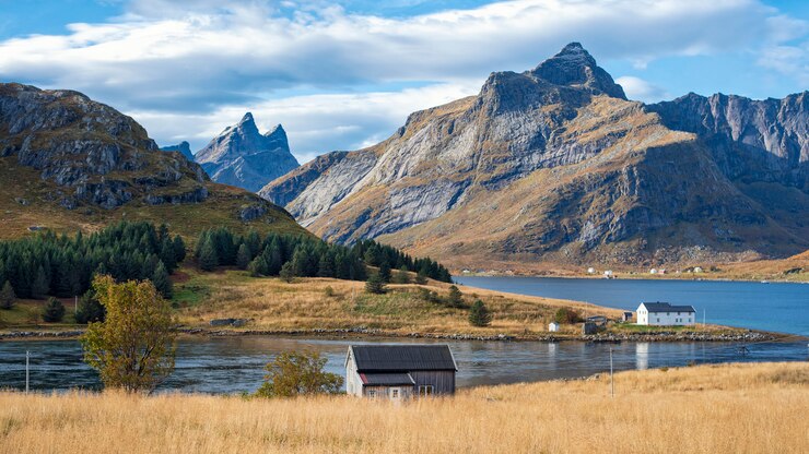 Bela vista da casa norueguesa e montanha nas Ilhas Lofoten, Noruega
