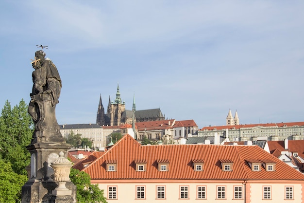 Foto bela vista da catedral de são vito, castelo de praga e mala strana, em praga, república checa