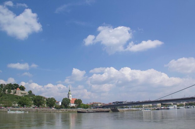 Bela vista da Catedral de St Martin nas margens do Danúbio, na cidade velha de Bratislava