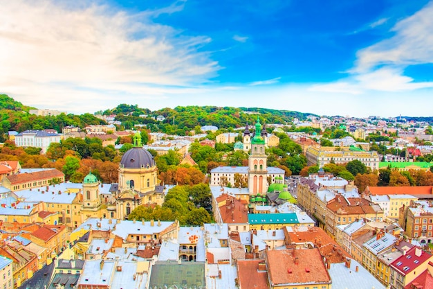 Bela vista da Catedral Dominicana, a Igreja da Assunção e o centro de Lviv, Ucrânia