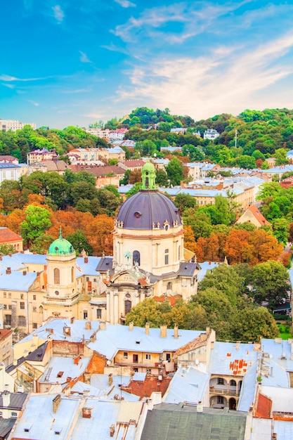 Bela vista da Catedral Dominicana, a Igreja da Assunção e o centro de Lviv, Ucrânia