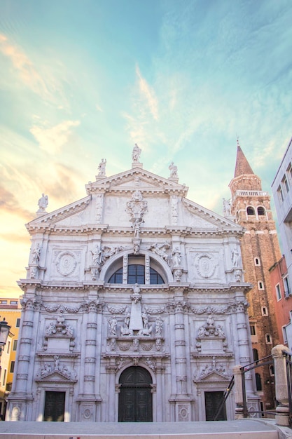 Bela vista da Chiesa di San Mois em Veneza