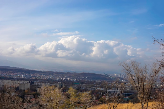 Bela vista da cidade de Almaty Cazaquistão do topo da colina Kok tobe