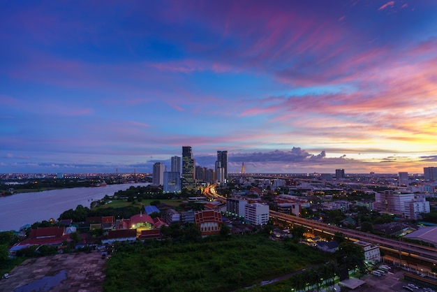 Bela vista da cidade de Banguecoque à noite