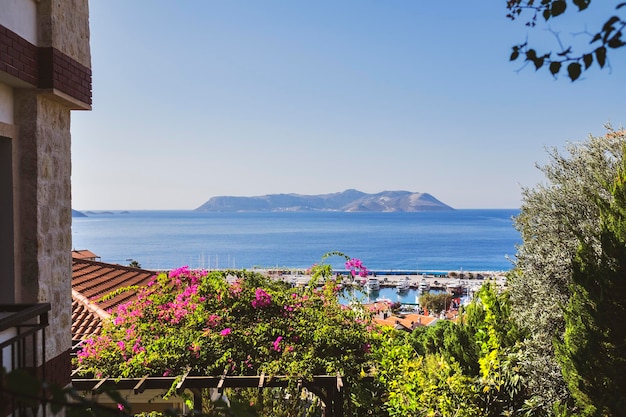 Bela vista da cidade de Kas na costa mediterrânea Turquia e ilha grega de Meis