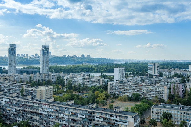 Bela vista da cidade de Kiev na Ucrânia. Panorama da cidade de uma altura em um dia ensolarado