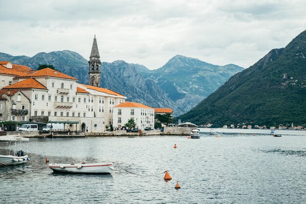 Bela vista da cidade de Perast em Montenegro