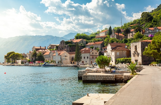 Bela vista da cidade de Perast na Baía de Kotor em um dia ensolarado, Montenegro.