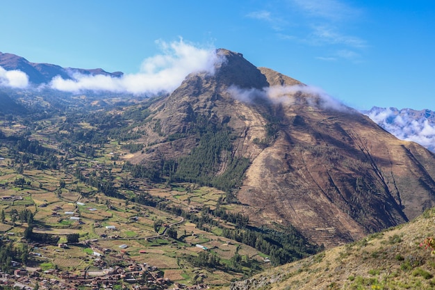 Bela vista da cidade de Pisac das ruínas com o mesmo nome em Cusco