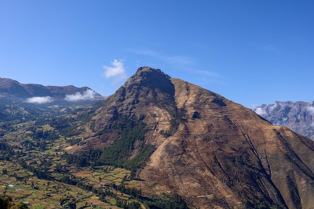 Bela vista da cidade de Pisac das ruínas com o mesmo nome em Cusco