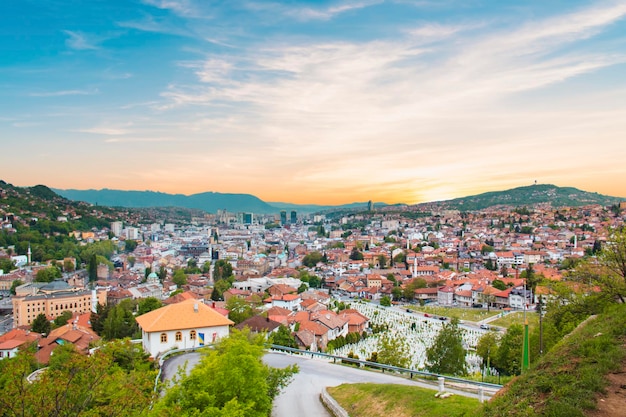 Bela vista da cidade de Sarajevo, Bósnia e Herzegovina, em um dia ensolarado