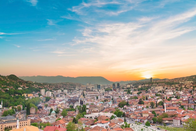 Bela vista da cidade de Sarajevo, Bósnia e Herzegovina, em um dia ensolarado