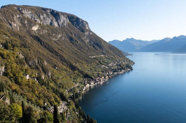 Bela vista da cidade de Varenna da torre do castelo di Vezio