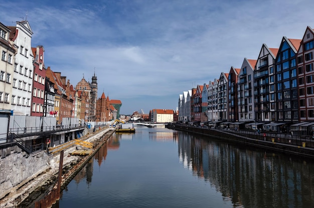 Bela vista da cidade do porto da cidade de Gdansk, na Polônia, em um dia claro