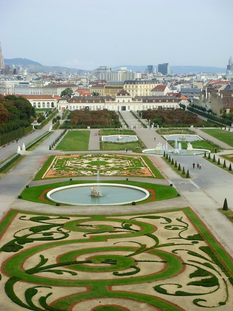 Bela vista da cidade e do parque em um dia de verão Belvedere Viena Áustria