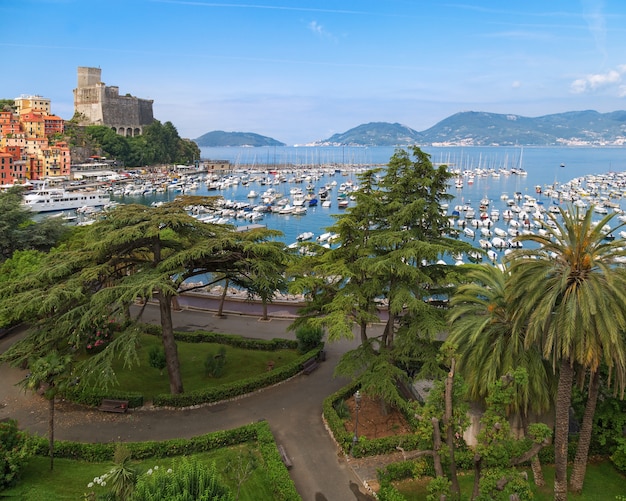 Bela vista da cidade Lerici, na costa da Ligúria da Itália, na província de La Spezia. Castelo de Lerici e porto de Lerici. Casas italianas coloridas brilhantes na costa do mar Mediterrâneo. Julho 2017