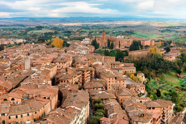 Bela vista da cidade medieval de Siena, na Toscana, Itália