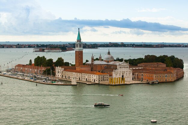 bela vista da cidade nas águas de Ventia, na Itália