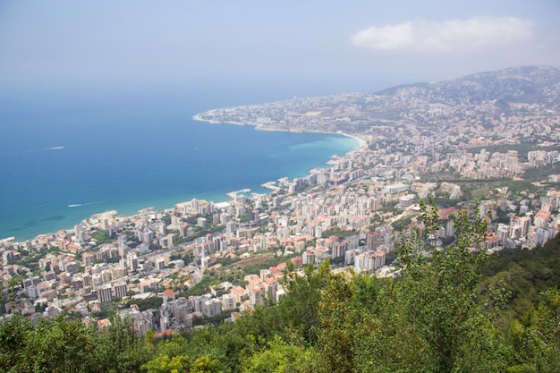 Bela vista da cidade turística de Jounieh do Monte Harisa, Líbano