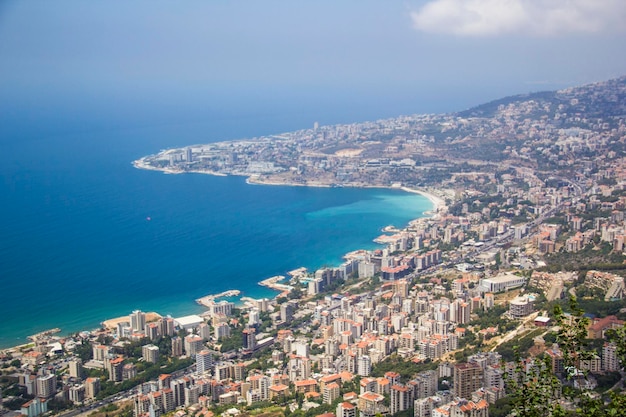 Bela vista da cidade turística de jounieh do monte harisa, líbano