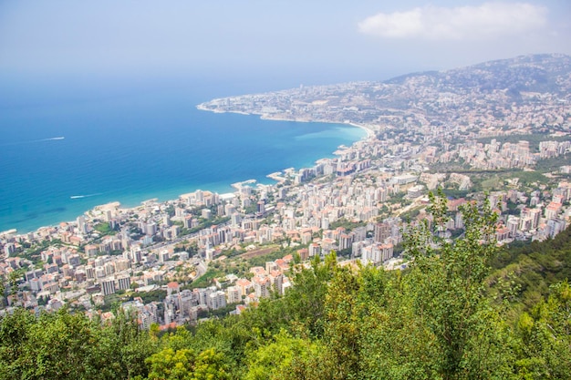 Bela vista da cidade turística de Jounieh do Monte Harisa, Líbano