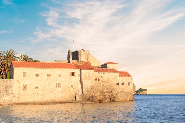 Bela vista da cidade velha de Budva e da torre do sino da Igreja de São João em BUDVA, MONTE