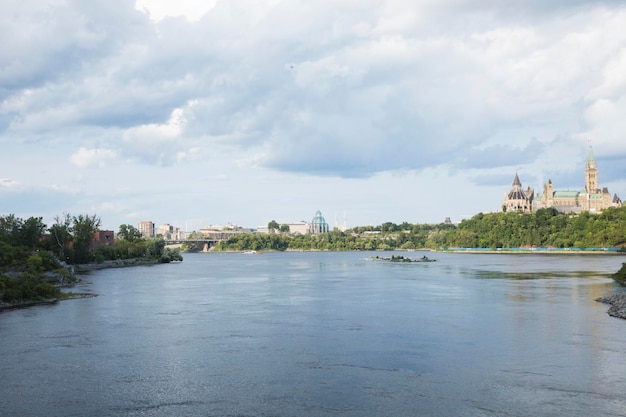 Bela vista da Colina do Parlamento no centro de Ottawa, Canadá