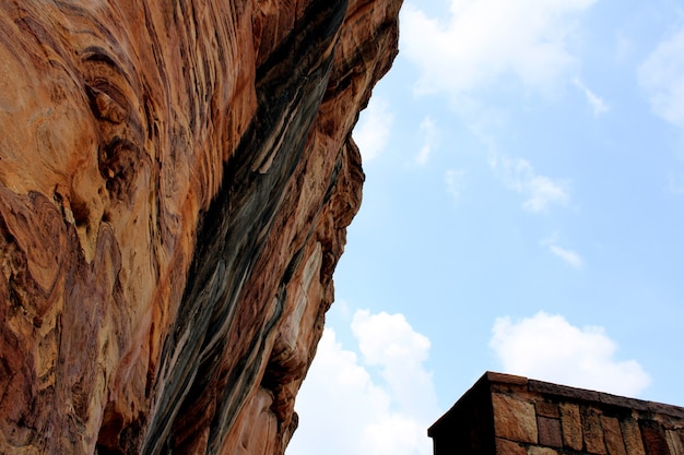 Bela vista da colina rochosa de Badami