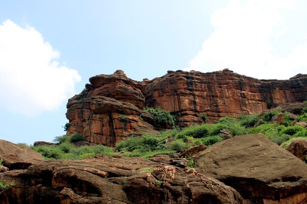 Bela vista da colina rochosa de badami