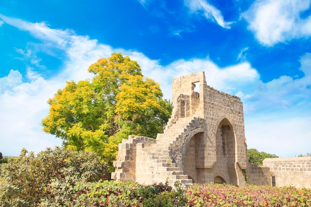 Bela vista da construção da Abadia de Bellapais em Kyrenia, República do Chipre do Norte