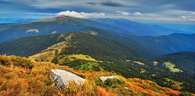 Bela vista da Cordilheira de Chornohora nos Cárpatos Vista do topo do monte Petros Ucrânia