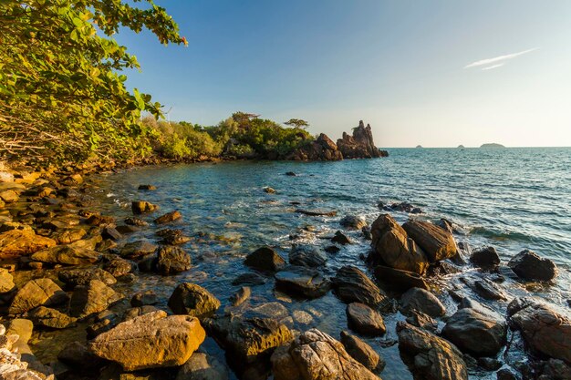 Bela vista da costa de uma ilha tropical Koh Chang Tailândia