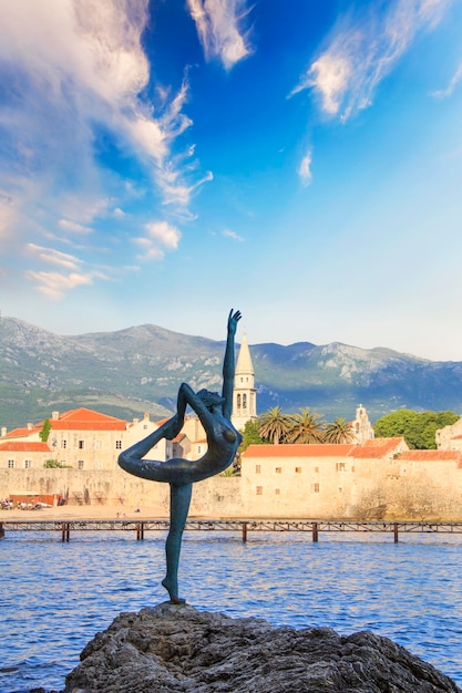 Bela vista da escultura Ballerina Dancer of Budva ao pôr do sol, Budva, Montenegro