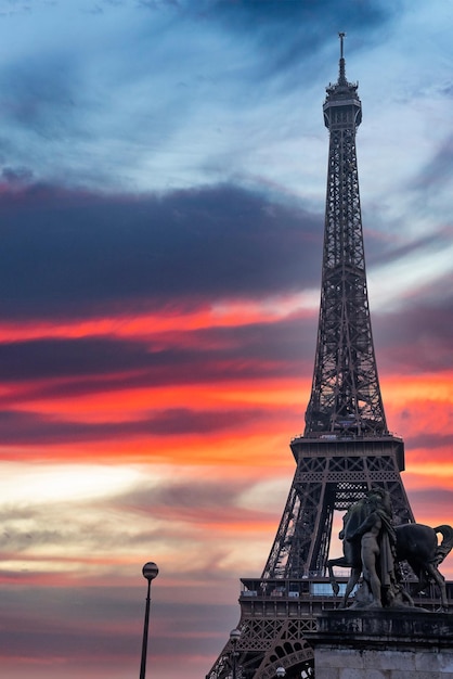 Bela vista da famosa torre eiffel em paris, frança, durante o mágico pôr do sol