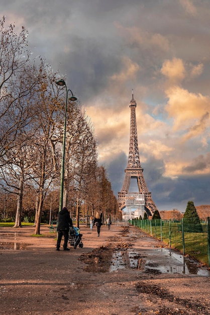 Bela vista da famosa torre eiffel em paris, frança, durante o mágico pôr do sol