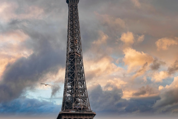 Bela vista da famosa torre eiffel em paris, frança, durante o mágico pôr do sol