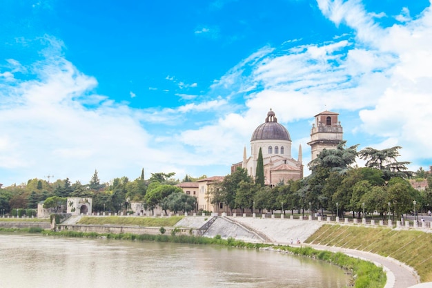 Bela vista da Igreja de San Giorgio no rio Adige em Verona, Itália