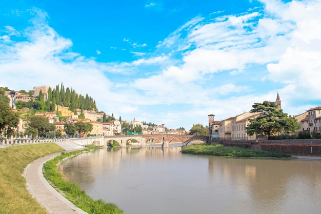 Bela vista da Igreja de San Giorgio no rio Adige em Verona, Itália